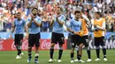 Pemain Uruguay menyapa suporter usai dikalahkan Prancis pada laga perempat final Piala Dunia di Stadion Nizhny Novgorod, Nizhny Novgorod, Jumat (6/7/2018). Prancis menang 2-0 atas Uruguay. (AP/Martin Meissner)