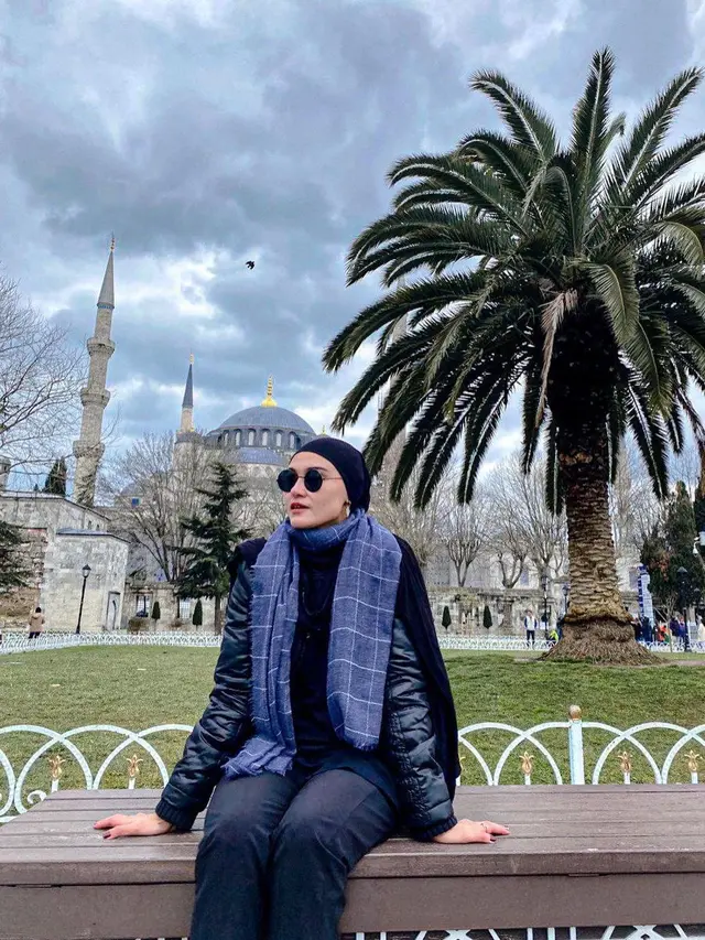 Kunjungi Masjid Hagia Sophia, Ini 6 Potret Zee Zee Shahab saat Liburan di Turki