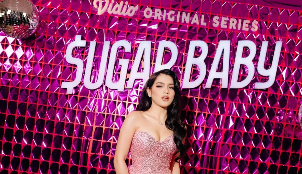 Kenakan gaun bernuansa pink metalik dari Yoss Bridal, Davina Karamoy tampil cantik bak Barbie Glam [@davinakaramoy]