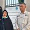 Nafsiah Nawan mengantar jenazah suaminya, Muhammad Firdaus Akhlan, jemaah haji Indonesia yang sempat hilang sebelum ditemukan dalam keadaan meninggal dunia, ke pemakaman Al Sharayea, Makkah, 23 April 2026. (dok. Media Center Haji 2026).