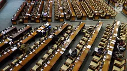 Suasana rapat paripurna ke-22 masa persidangan V Tahun 2018-2019 di Kompleks Parlemen, Jakarta, Selasa (16/7/2019). Salah satu agenda yang dibahas adalah pembacaan surat Presiden Joko Widodo atas pertimbangan permohonan amnesti untuk Baiq Nuril. (Liputan6.com/JohanTallo)