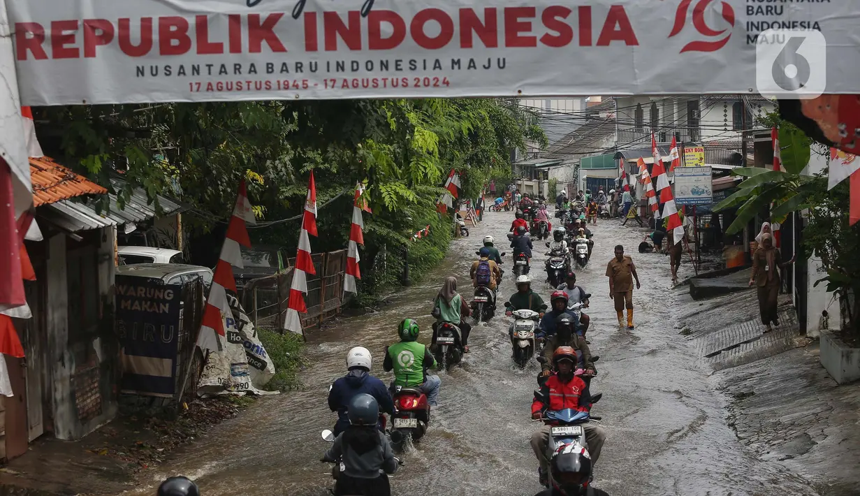 Hujan deras yang mengguyur wilayah Jabodetabek sejak Senin (3/3/2025) malam menyebabkan aliran kali Angke yang melintasi Perumahan Ciledug Indah 1, Kota Tangerang, Banten, Selasa (4/3/2025) meluap. (Liputan6.com/Angga Yuniar)