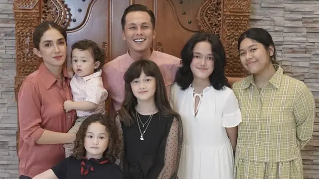 Tampilan Andhika Pratama saat Bersama Anak dan Istrinya