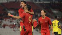 Para pemain Timnas Indonesia merayakan gol yang dicetak Beto Goncalves ke gawang Vanuatu ada laga persahabatan di SUGBK, Jakarta, Sabtu (15/6). Indonesia menang 6-0 atas Vanuatu. (Bola.com/Yoppy Renato)
