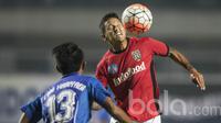 Aksi Irfan Bachdim saat melawan Persib Bandung laga persahabatan di Stadion Gelora Bandung Lautan Api, Bandung, Minggu (8/4/2017) (Bola.com/Vitalis Yogi Trisna).