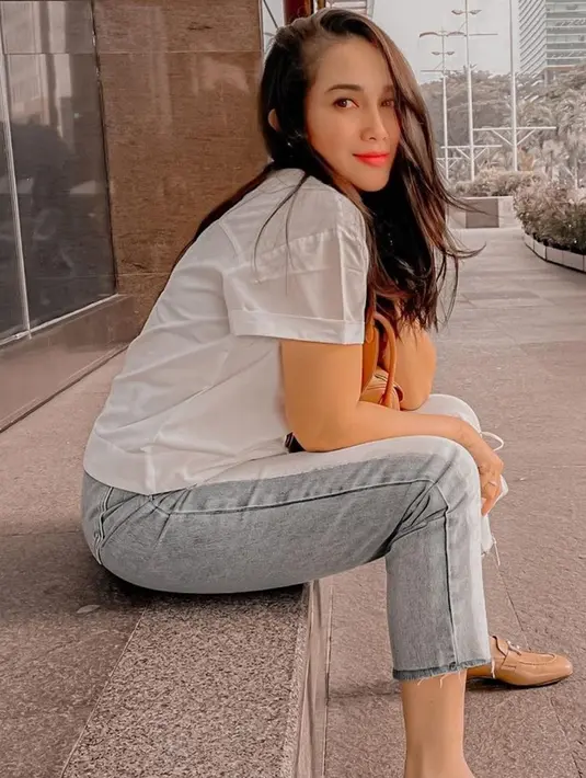 Kemeja dengan celana jeans merupakan padu padan pakaian yang simpel tapi tetap terlihat stylish. Perpaduan pakaian tersebut pun cocok dikenakan oleh orang dengan berbagai kategori usia, mulai dari anak muda hingga ibu muda, begitu juga dengan Ussy Sulistiawaty yang kini sudah menginjak usia 41 tahun. (Liputan6.com/IG/@ussypratama)
