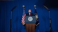 Donald Trump mengeluarkan pernyataan serangan AS ke Suriah di kelab mewah pribadinya Mar-a-Lago (JIM WATSON / AFP)