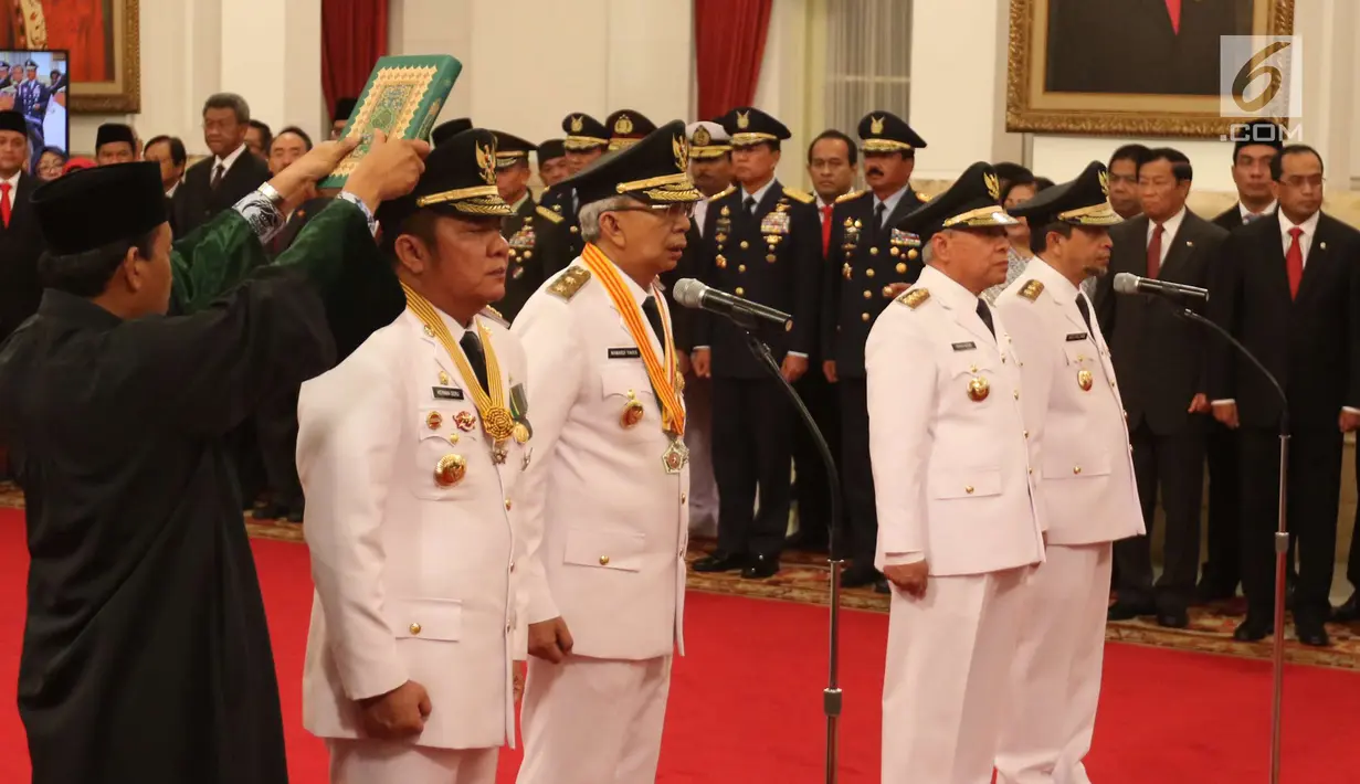 Gubernur dan Wakil Gubernur Kalimantan Timur Isran Noor-Hadi Mulyadi serta Gubernur dan Wakil Gubernur Sumatera Selatan Herman Deru-Mawardi Yahya diambil sumpahnya saat dilantik di Istana Negara, Jakarta, Senin (1/10). (Liputan6.com/Angga Yuniar)