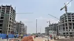Pekerja menyelesaikan proyek pembangunan Apartemen Meikarta di Cikarang, Bekasi, Jawa Barat, Kamis (18/10). Pengerjaan proyek Meikarta tetap berjalan meski KPK menetapkan adanya suap perizinan lahan seluas 774 hektare tersebut. (Merdeka.com/Iqbal Nugroho)