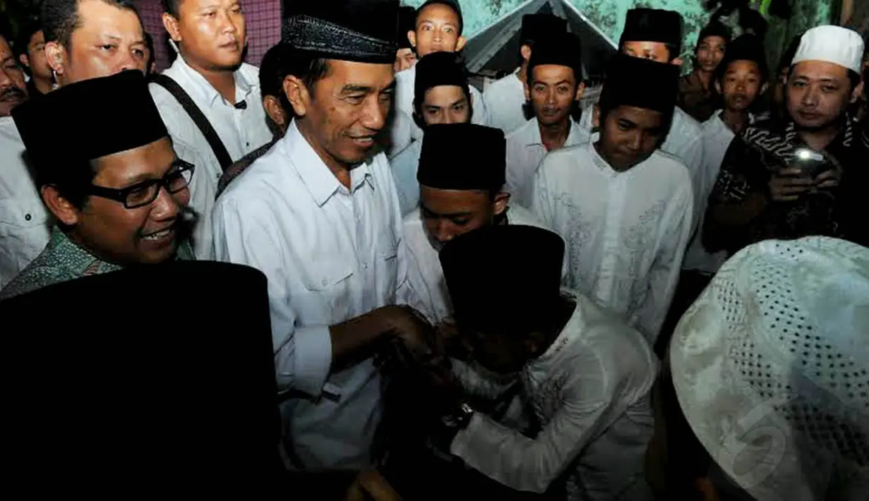 Sejumlah santri tampak berusaha menyalami Jokowi, Sabtu (03/04/14) (Liputan6.com/Herman Zakharia). 
