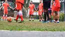 Para pemain Persija Jakarta menikmati latihan pagi di Bandung, Sabtu (16/7/2016). (Bola.com/Nicklas Hanoatubun)