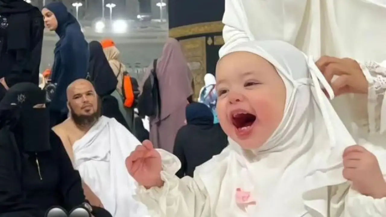 Jennifer Coppen saat Umrah Bersama Putrinya Kamari