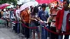 Ribuan warga Jakarta, Sabtu (5/6) pagi, memadati Plaza Senayan, Jalan Asia Afrika, Jakarta Pusat. Mereka menyerbu salah satu pusat belanja elit di Jakarta itu untuk membeli handphone Nokia keluaran terbaru, tipe C3 yang dijual dengan harga murah.