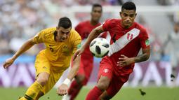 Gelandang Australia, Tomi Juric, berebut bola dengan gelandang Peru, Anderson Santamaria, pada laga grup C Piala Dunia di Stadion Fisht, Sochi, Selasa (26/6/2018). Peru menang 2-0 atas Australia. (AP/Martin Meissner)