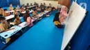 Seorang guru mengajar murid tanpa menggunakan meja dan kursi sekolah, di SDN Bojong Nangka 02, Kabupaten Bogor, Jawa Barat, Kamis (16/2/2023). Sudah lebih dari dua pekan, murid-murid di tiga ruang kelas  menerapkan kegiatan belajar mengajar beralas karpet karena belum tersedianya bangku dan meja. (merdeka.com/Arie Basuki)