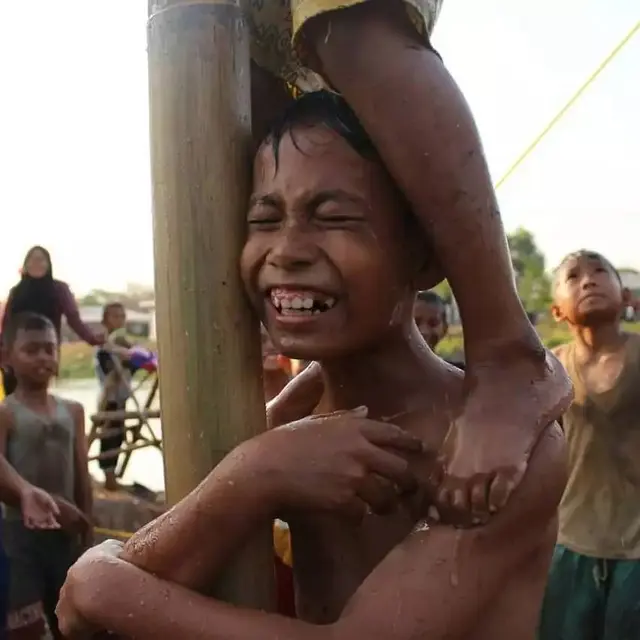 10 Potret Ekspresi Orang Ikut Lomba Panjat Pinang Ini Bikin Ngakak