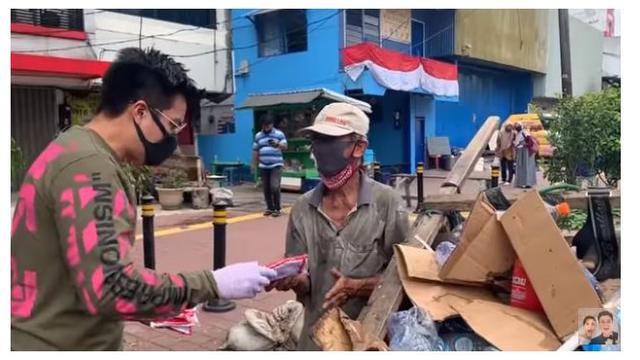 7 Momen Baim Wong Bagi-Bagi Masker, Tuai Pujian