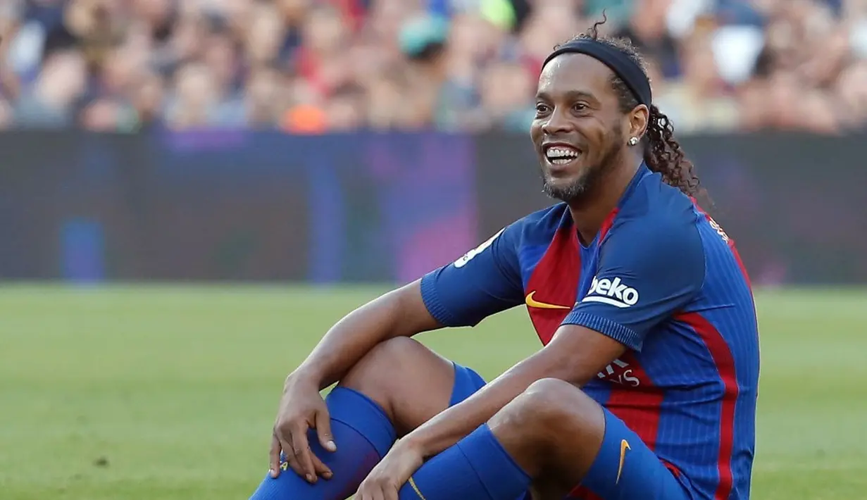 2. Ronaldinho - Semua penikmat sepak bola dunia tentu mengenal Ronaldinho. Senyuman acap kali ia perlihatkan baik saat dilanggar maupun melanggar pemain lawan. (AFP/Pau Barrena