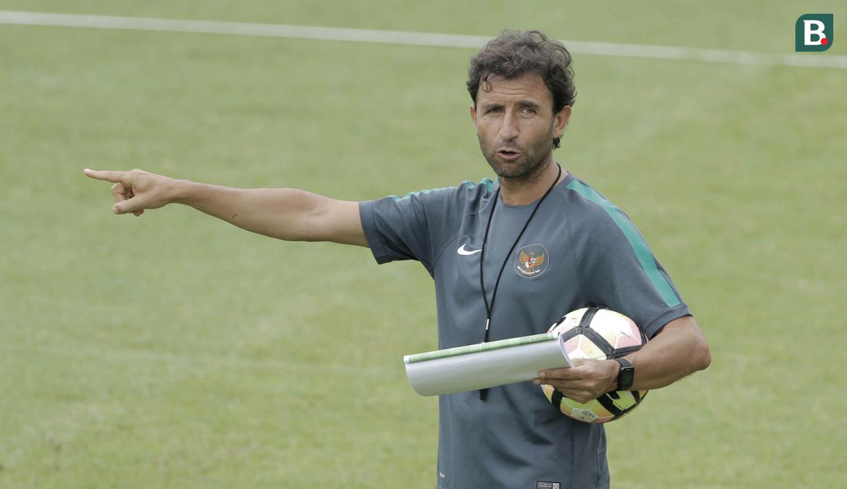 Pelatih Timnas Indonesia, Luis Milla, saat latihan di Lapangan ABC, Senayan, Jakarta, Kamis (22/2/2018). Pemusatan latihan tahap kedua ini dilakukan untuk persiapan Asian Games 2018. (Bola.com/M Iqbal Ichsan)