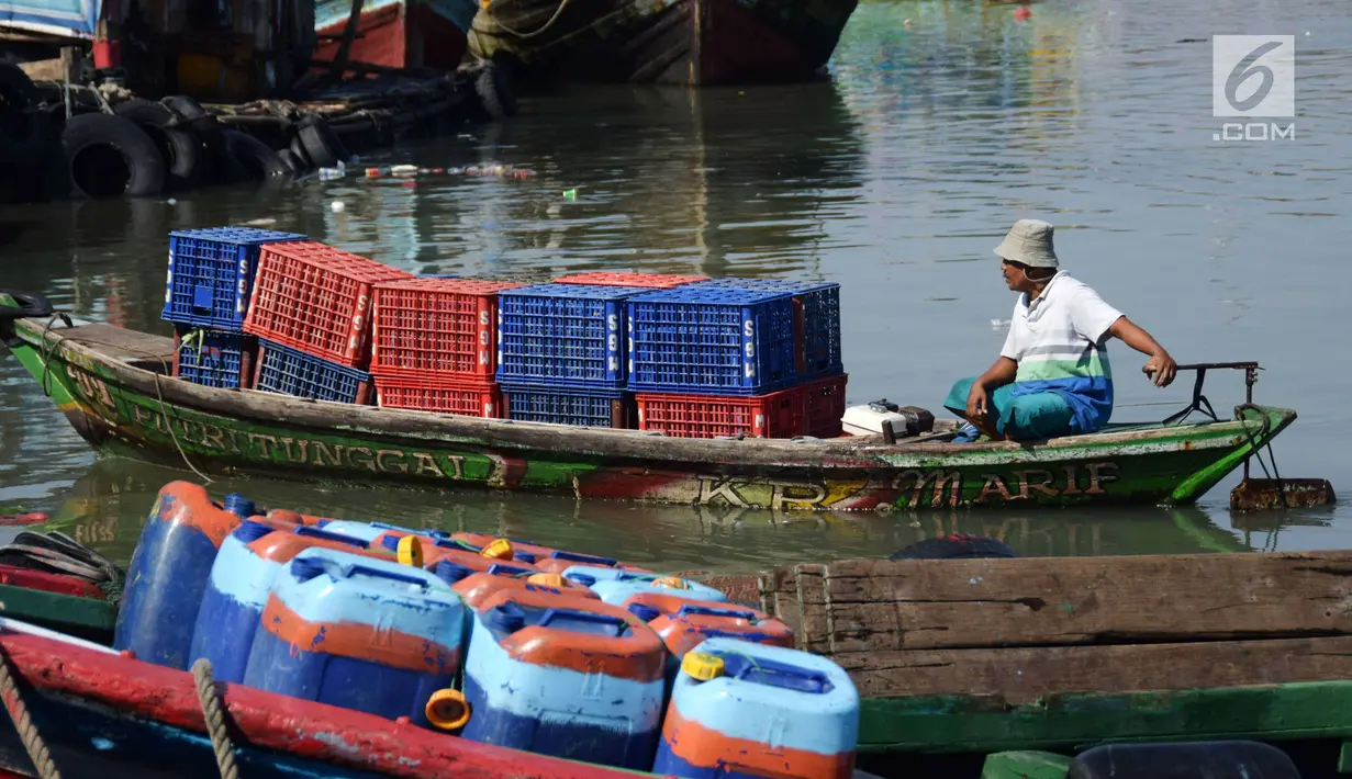 Aktivitas nelayan di Jakarta Utara, Rabu (9/5). Nelayan mengaku terbebani dengan tak tersedianya air bersih di wilayahnya. (Liputan6.com/Angga Yuniar)