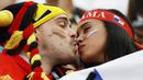 Suporter Panama dan Belgia pada laga Piala Dunia 2018 di Stadion Fisht, Senin (18/6/2018). Belgia menang 3-0 atas Panama. (AP/Victor R. Caivano)