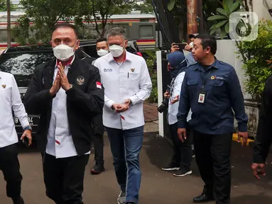 Ketua Umum PSSI Mochamad Iriawan (kedua kiri) didampingi Wakil Ketua Iwan Budianto (kedua kanan) dan Sekjen Yunus Nusi (kiri) tiba untuk dimintai keterangan di Kantor Komnas HAM, Jakarta, Kamis (13/10/2022). Komnas HAM meminta keterangan PSSI dan pihak penyelenggara siaran pertandingan Arema melawan Persebaya 1 Oktober 2022 untuk proses pemantauan dan penyelidikan atas kasus tragedi kemanusiaan Stadion Kanjuruhan Malang. (Liputan6.com/Angga Yuniar)