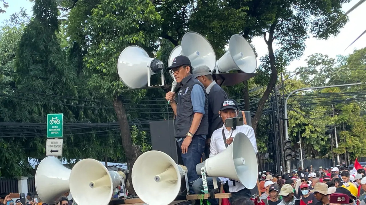 Sejumlah massa mengeruduk Komisi Pemilihan Umum (KPU), jelang pengumuman hasil rekapitulasi suara Pemilu 2024 pada Rabu (20/3/2024).