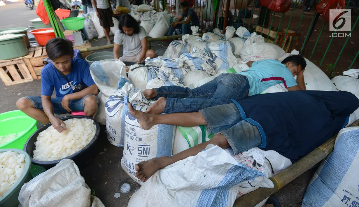 Pedagang memilah kolang-kaling di Pasar Induk Kramat Jati, Jakarta, Jumat (10/5/2019). Kolang-kaling menjadi buruan para ibu rumah tangga untuk disajikan saat berbuka puasa saat Ramadan. (merdeka.com/Imam Buhori)
