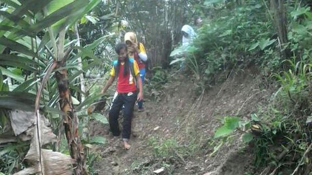 Anak sekolah terpaksa melalui jalur licin dan curam di sisi perbukitan untuk mencapai sekolah. (Foto: Liputan6.com/Muhamad Ridlo/RAPI BJN)
