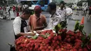 Petugas Dinas Perhubungan melakukan penindakan tegas terhadap pedagang yang berjualan di Car Free Day (CFD) di kawasan Bunderan HI, Jakarta, Minggu (4/2). (Liputan6.com/Faizal Fanani)
