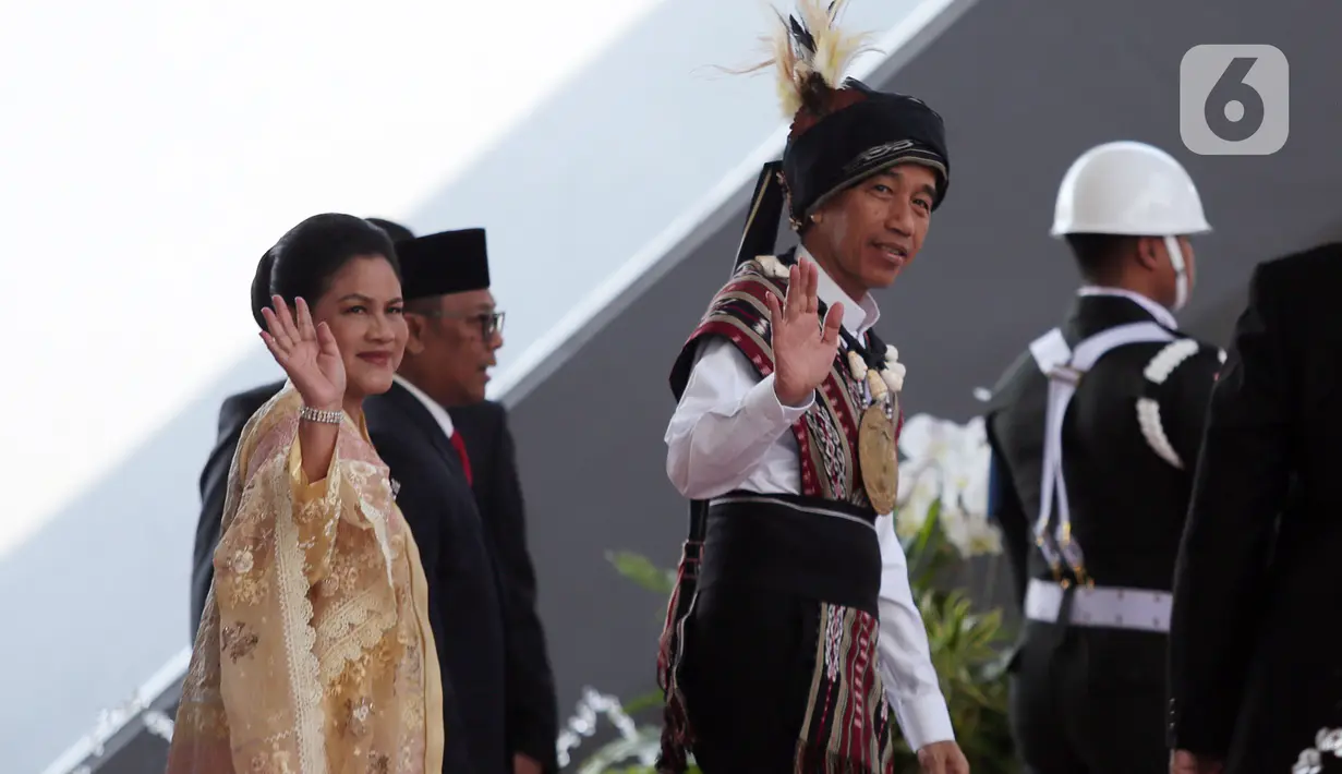 <p>Presiden Joko Widodo atau Jokowi (kanan) bersama Ibu Negara Iriana melambaikan tangan saat tiba di lokasi Sidang Tahunan MPR dan Sidang Bersama DPR-DPD Tahun 2023 di Gedung Nusantara, Kompleks Parlemen, Senayan, Jakarta, Rabu (16/8/2023). Jokowi mengenakan baju adat Tanimbar, Maluku. (Liputan6.com/Johan Tallo)</p>