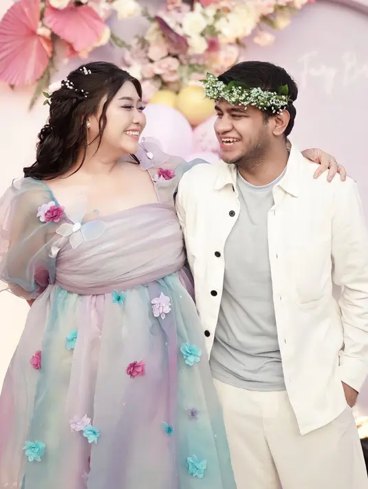 Fadil saat hadir dalam perayaan ulang tahun Rissa ke-28. Lebih dari 10 tahun bersahabat membuat gaya sahabatan mereka sudah seperti keluarga. (Instagram/@clarissaputri_)