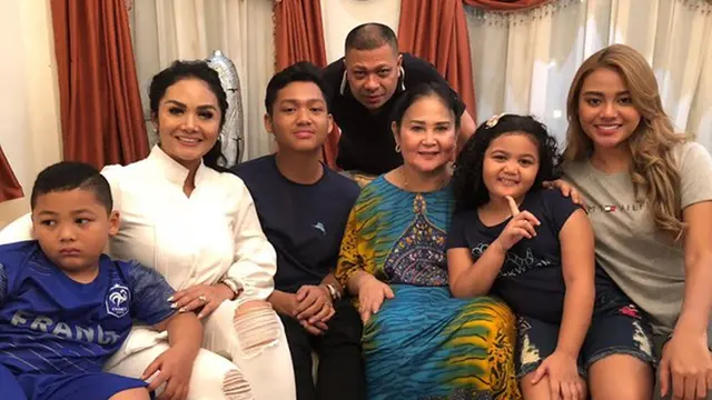 Jarang Terekspos, Ini 6 Potret  Ibu Krisdayanti yang Cantik Menawan