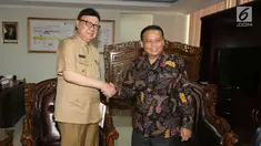 Menteri Dalam Negeri (Mendagri), Tjahjo Kumolo bersalaman dengan ketua Bawaslu, Abhan saat kunjungannya ke kantor Badan Pengawas Pemilu (Bawaslu), Jakarta, Selasa (9/1). (Liputan6.com/Angga Yuniar)
