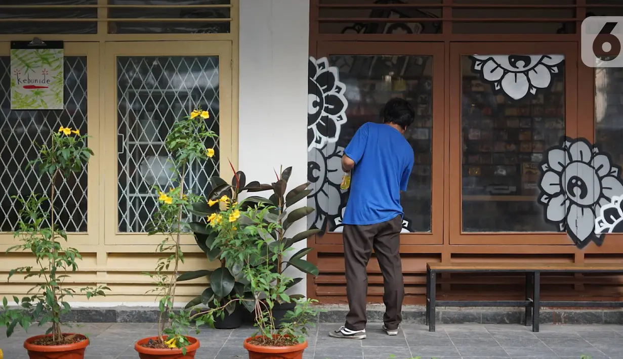 Pekerja menyelesaikan ruang kreatif di sekitar kawasan M Bloc Space, Blok M, Jakarta, Senin (14/10/2019). Ruang kreatif baru tersebut lahir dari rumah dinas Peruri yang sempat terabaikan selama puluhan tahun. (Liputan6.com/Immanuel Antonius)