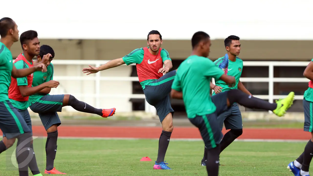 20170320-Ezra Walian Ikuti Latihan Resmi Timnas Indonesia U-22-Tebe