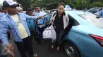 Seorang penumpang dipaksa turun oleh para sopir taksi yang melakukan aksi sweeping di Jalan Medan Merdeka Selatan, Jakarta, Senin (14/3). Ribuan sopir taksi dan bus kota akan menggelar unjuk rasa di Istana hari ini. (Liputan6.com/Immanuel Antonius)
