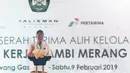 Dirut Pertamina Hulu Energi, Meidawati menyampaikan sambutan pembuka Seremoni Serah Terima Alih Kelola Wilayah Kerja Jambi Merang di Sungai Kenawang Gas Plant, Sumatera Selatan, Sabtu (9/2). (Liputan6.com/Helmi Fithriansyah)