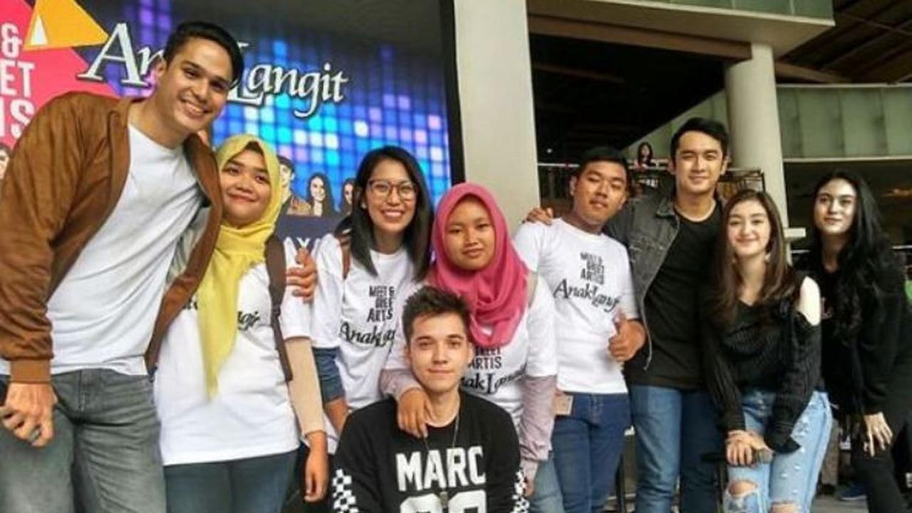 Jozibali sargish uning yalangoch külotlarini echib oladi