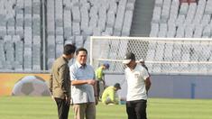 Ketua Umum PSSI, Erick Thohir (tengah) ditemani Sekjen Yunus Nusi berbincang dengan Direktur Utama PPKGBK, Rakhmadi Afif Kusumo saat meninjau kisiapan Stadion Utama Gelora Bung Karno (SUGBK), Senayan, Jakarta, Rabu (05/06/2024) menjelang laga Grup F Kualifikasi Piala Dunia 2026. (Bola.com/M Iqbal Ichsan)