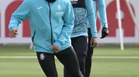 Penyerang Villarreal, Arnaut Danjuma (kiri), gelandang Samuel Chukwueze dan Etienne Capoue (kanan) menghadiri sesi latihan di Ciudad deportiva Villarreal di Vila-Real (5/4/2022). Villarreal akan bertanding melawan Bayern Munchen pada leg pertama perempat final Liga Champions. (AFP/Jose Jordan)