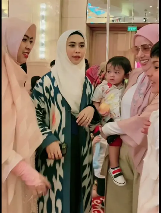 Fairuz bersama dua anaknya saat bertemu dengan kakak Ria Ricis, Okie Setiana Dewi dan Shindy. Oki yang juga seorang pendakwah juga memimpin baca doa untuk keponakannya. [Instagram/fairuzarafiq]