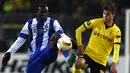 Pemain Borussia Dortmund, Julian Weigl (kanan), berebut bola dengan pemain Porto, Vincent Aboubakar, dalam laga leg pertama 32 besar Liga Europa di Stadion Signal Iduna Park, Dortmund, Jumat (19/2/2016) dini hari WIB, (AFP/Patrik Stollarz)