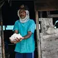 Seorang petani memegang garam yang sedang diproses dengan cara tradisional di sebuah tambak di Lamnga, pinggiran Banda Aceh, Aceh, Selasa (7/3/2023). Produksi garam Aceh per tahun 11.000 ton, sementara kebutuhan konsumsi per tahun 9.688 ton. (CHAIDEER MAHYUDDIN/AFP)