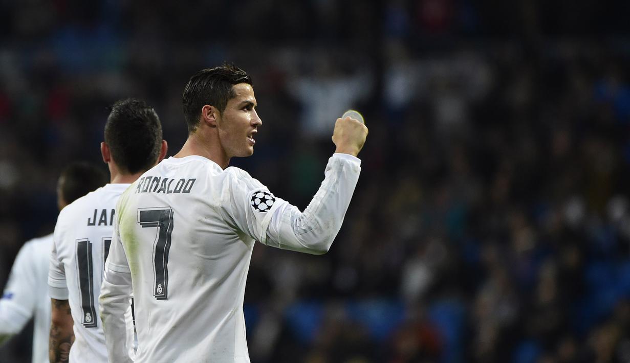 Pemain Real Madrid, Cristiano Ronaldo merayakan golnya ke gawang Malmo FF pada lanjutan Liga Champions Grup A di Stadion Satiago Bernabeu, Rabu (9/12/2015) dini hari WIB. (AFP Photo/ Pierre-Philippe Marcou)