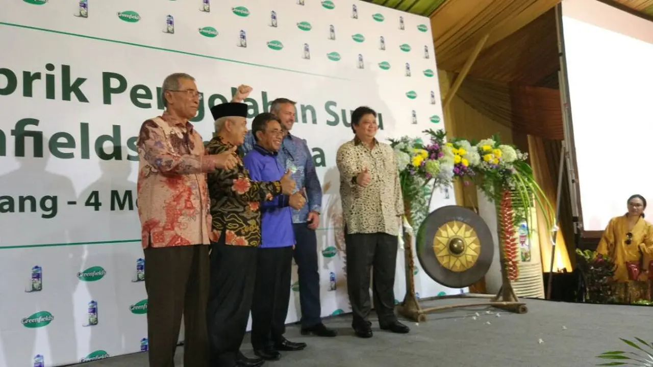 Menteri Perindustrian, Airlangga Hartarto (kanan), saat meresmikan pabrik pengolahan susu PT Greenfields Indonesia di Desa Palaan, Nganjum, Kabupaten Malang. (Liputan6.com/Citra Dewi)