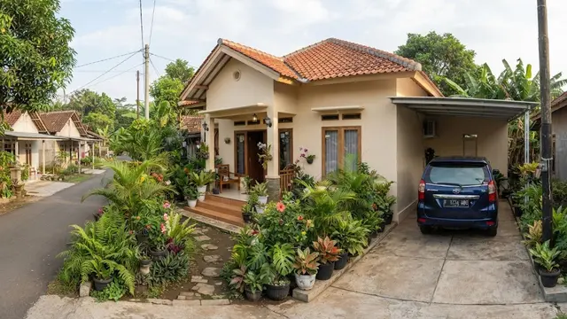 Desain rumah sederhana dengan taman tapi tetap punya area parkir model taman di depan teras