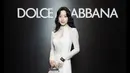 Mun Ka Young hadir di fashion show Dolce & Gabbana mengenakan deess putih transparan dengan inner bikini putih. [@dolcegabbana]