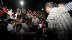 Suasana seketika riuh saat panggung yang dinaiki Jokowi saat orasi ambruk (Liputan6.com/Herman Zakharia)