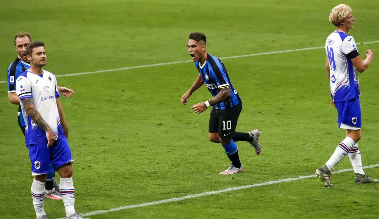 Pamain Inter Milan Lautaro Martinez (kedua kanan) melakukan selebrasi usai mencetak gol ke gawang Sampdoria dalam pertandingan Serie A di Stadion San Siro, Milan, Italia, Minggu (21/6/2020). Inter Milan mengalahkan Sampdoria 2-1. (AP Photo/Antonio Calanni)